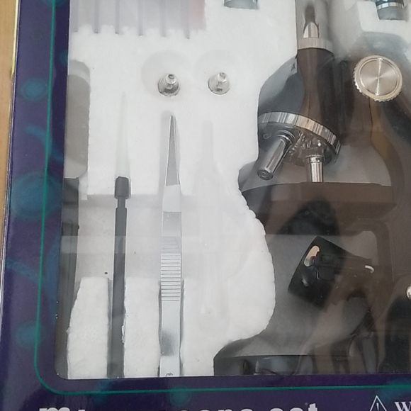 Brand New Microscope set with Light! - Picture 3 of 6